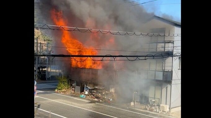 津久見市中心部で住宅4棟燃える火事　70代女性と連絡とれず　大分|TBS NEWS DIG