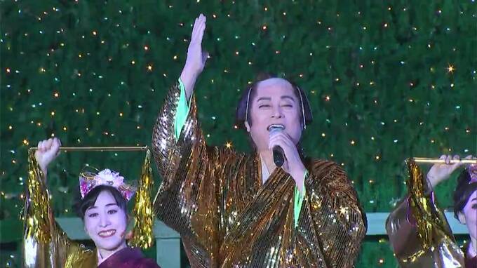 松平健さんが「マツケンサンバII」にあわせ「いきます！オレ！」高さ23mのツリーがゴールドに輝く【四国最大級イルミネーション】|TBS NEWS DIG