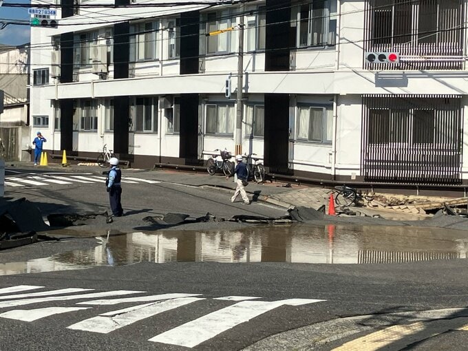 「家がピキッ、ピキッと鳴り 道路が浮き上がった」広島市で道路陥没　現場地下の下水道工事の掘進中に異常出水を確認　市が原因を調査　|　RCC NEWS | 広島ニュース | RCC中国放送