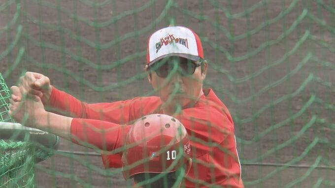 【カープ沖縄キャンプ】快音響かせる佐々木泰　新井監督の“沈黙”を破らせ熱血指導　和製大砲への階段|TBS NEWS DIG