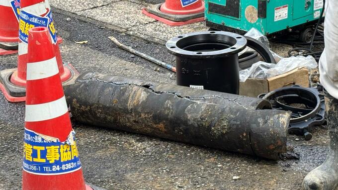 水道管に大きなき裂…長崎・佐世保市で水道管が破裂し約120世帯断水中　1961年敷設|TBS NEWS DIG