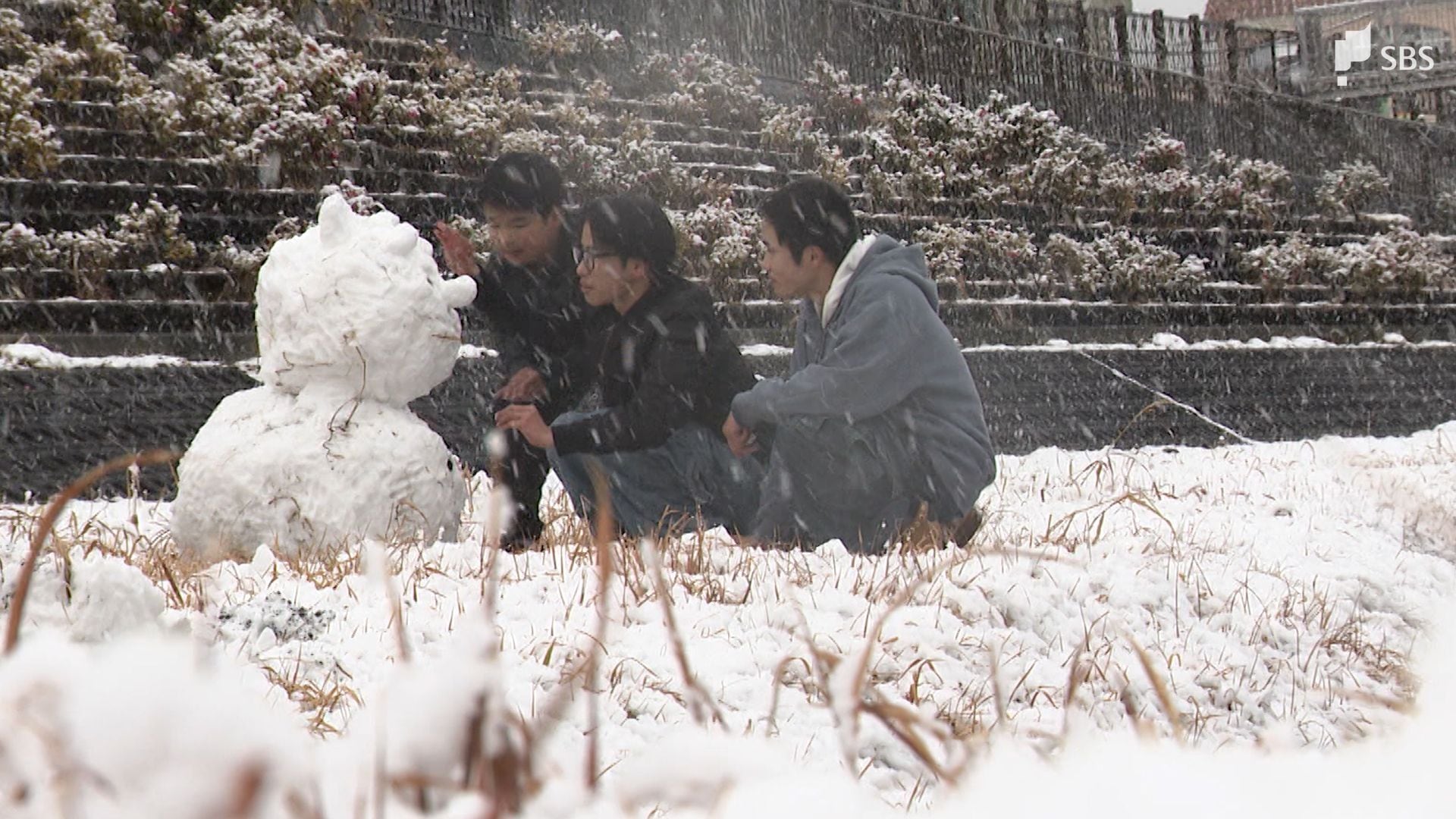沼津で雪だるま作れるとは」静岡市で横なぐりの雪 御殿場市は積雪14