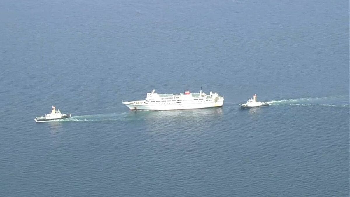 フェリー屋久島2がトラブル　乗客40人乗せ鹿児島湾で漂流　鹿児島港にえい航