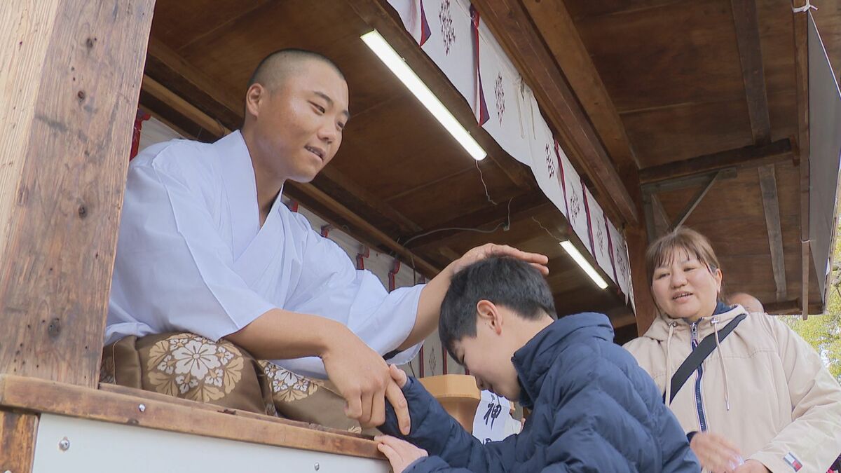 1万人参加の｢国府宮はだか祭｣ 一夜明け大鏡餅の餅を参拝者に授与 “神男”木村勇樹さんの姿も｢自分の足で歩いて顔出せるのが一番ありがたい｣