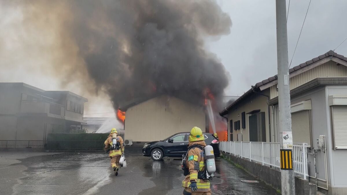 【速報】激しい黒煙と炎…住宅火災で消火活動続く ケガ人･逃げ遅れなど不明  ｢2階建て住宅で黒煙と炎が見える｣ 愛知･碧南市
