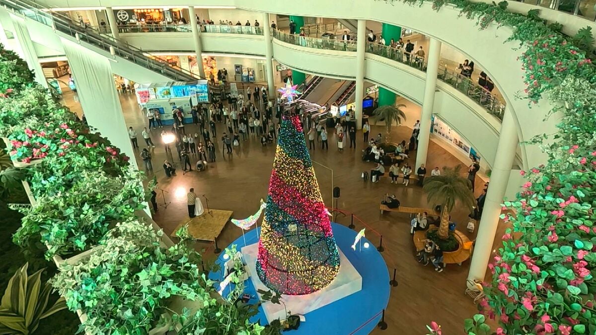 那覇空港に登場！光とデジタルが融合した変幻自在の“未来型”クリスマスツリー