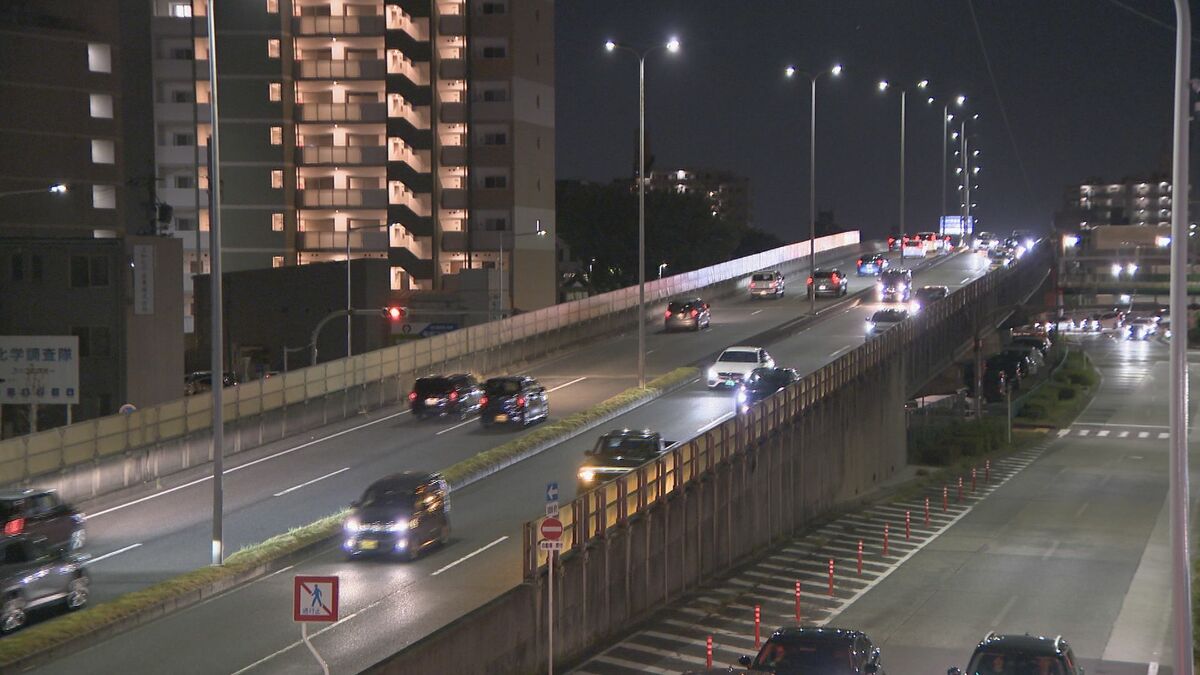 パトカーが追跡していた車が信号待ち中の別の車と接触事故起こし逃走　名古屋・熱田区