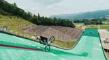 【ギネス世界記録に認定!】【スゴ技画像あり】プロ自転車選手・西窪友海さんが超高難度の技!自転車の前輪だけで、後ろ向きにスキージャンプ台「激坂」駆け降りる!舞台は長野・白馬村のジャンプ競技場 | SBC NEWS | 長野のニュース | SBC信越放送
