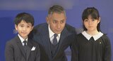 【 市川團十郎 】　親子で妻・麻央さんのお墓参りへ　長女・麗禾さんは母・小林麻央さんのお下がりコートを着用|TBS NEWS DIG