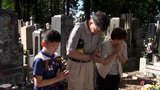 盆の入り　盛岡・祇陀寺で早朝から墓参り　家族の健康願い手を合わせる姿　|　IBC NEWS | IBC岩手放送
