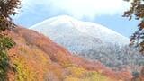 燃えるような紅葉と初雪をまとう山々 紅と白の競紅 青森県八甲田 見頃の最高潮は標高約900mの「酸ヶ湯温泉付近」【カメラマンが見るレンズの先の世界】|TBS NEWS DIG