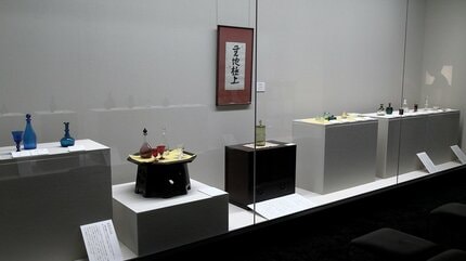 深く澄んだ青色“小谷ブルー”の魅力を 小谷眞三さんの「倉敷ガラス」展