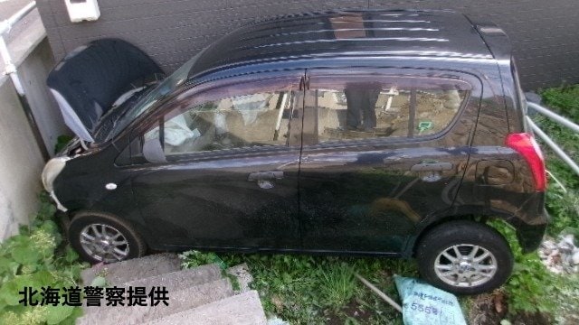 ペダル操作を誤り暴走…追突⇒路外逸脱⇒家屋や灯油タンクに衝突　軽乗用車は大破、運転の86歳男性は腕や足を痛め病院搬送　北海道函館市|TBS NEWS DIG