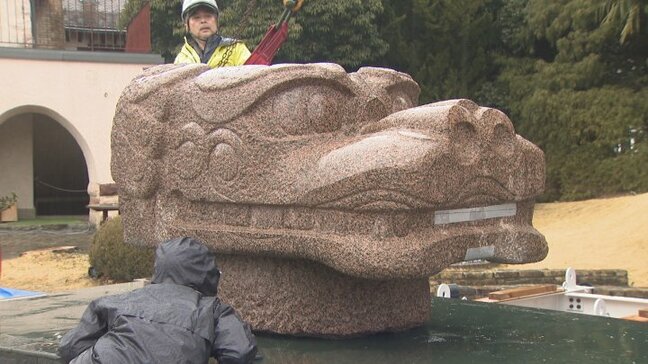 黄金のサイの次は赤いシシ　空から届いたプレゼントは赤御影石の「波除獅子」　山梨・河口湖音楽と森の美術館|TBS NEWS DIG