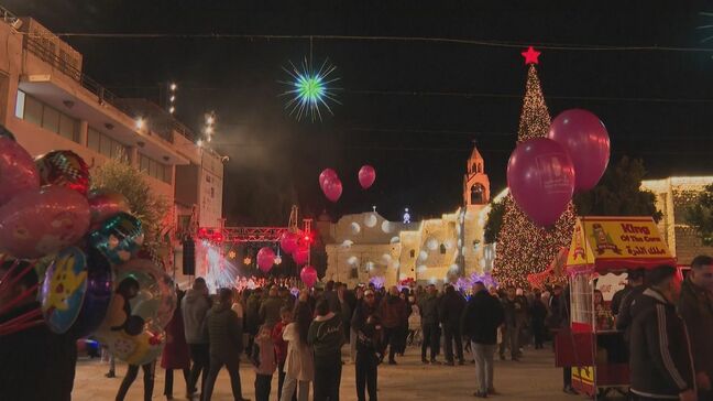 “キリスト生誕の地”パレスチナ自治区ベツレヘムで3年ぶりのクリスマス行事 ツリーも点灯　ガザでの停戦発効受け、ガザでも教会でクリスマスのお祝い|TBS NEWS DIG