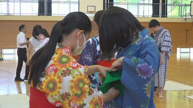 中学生が着付け体験　浴衣の着かたのポイントを学ぶ　授業の一環で伝統文化に触れる　山梨・都留第二中学校|TBS NEWS DIG