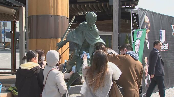 進撃の巨人 リヴァイ兵士長像建立５周年 大分県日田市でファンが銅像磨き　|　大分のニュース｜OBS NEWS｜大分放送