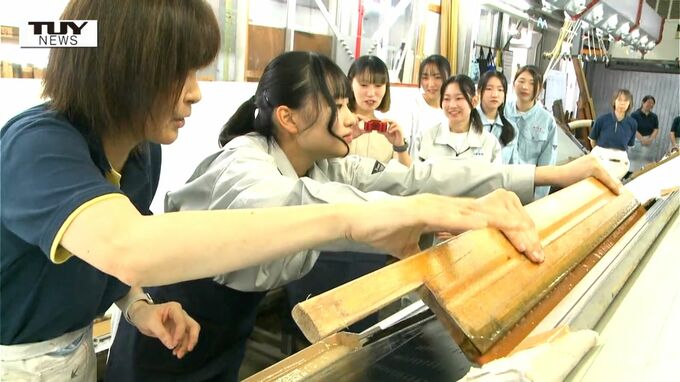 鶴岡工業高校が創立130周年 　生徒が記念のシルクスカーフ制作（山形・鶴岡市）|TBS NEWS DIG