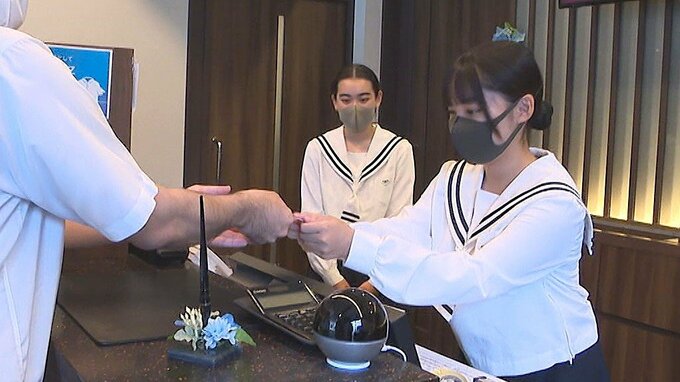 「笑顔で接客は少し難しい」高校生がホテルのフロント業務体験　職業選択の参考へ　大分　|　大分のニュース｜OBS NEWS｜大分放送