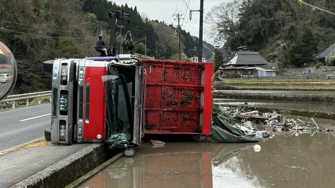 大型トラックが電柱に衝突し横転… 積み荷が落下　大量の “くず鉄” が田んぼに散乱　運転手は自力脱出　歩行者おらず けが人なし　広島　|　RCC NEWS | 広島ニュース | RCC中国放送