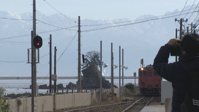 雨晴駅に新展望デッキ「AMAHARASHI VIEW」誕生 “総事業費は約2400万円”  富山　|　富山のニュース｜天気・防災｜チューリップテレビ