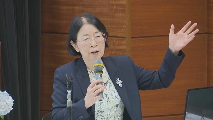 手振りを交えて講演する村木厚子さん