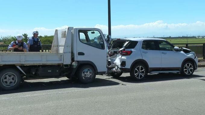 「すごいスピードで後ろから来て…」信号待ちの車4台に『2トントラック』が追突　橋の上で車5台が絡む事故　2人が病院搬送　|　青森のニュース│ATV NEWS│青森テレビ