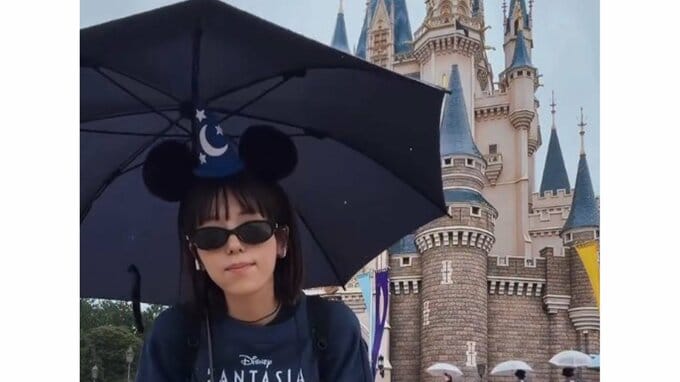 【 若槻千夏 】 15時までの空き時間で雨の中1人ディズニーを満喫　ミッキーとの対面や冷やしうどんを味わう姿に「一緒に周ってる気分」|TBS NEWS DIG