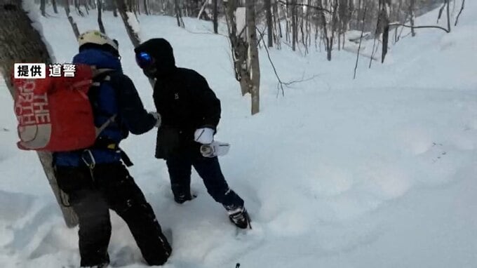 中国語でSOS「コースから外れた」スノーボード中に遭難…警察ヘリが上空から小さな人影を発見、21歳の中国人男性を無事救助【救助映像】北海道旭川市|TBS NEWS DIG