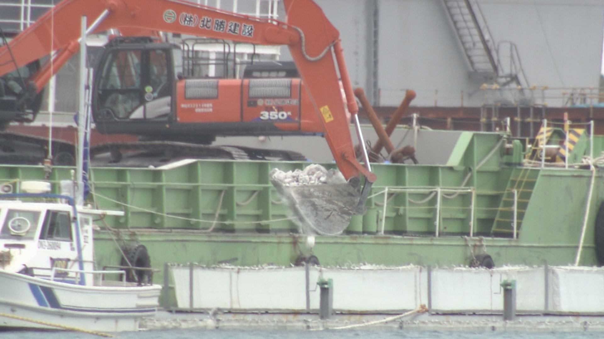 辺野古大浦湾側の埋め立て 2日連続で石材を投入 12日に反対する市民が