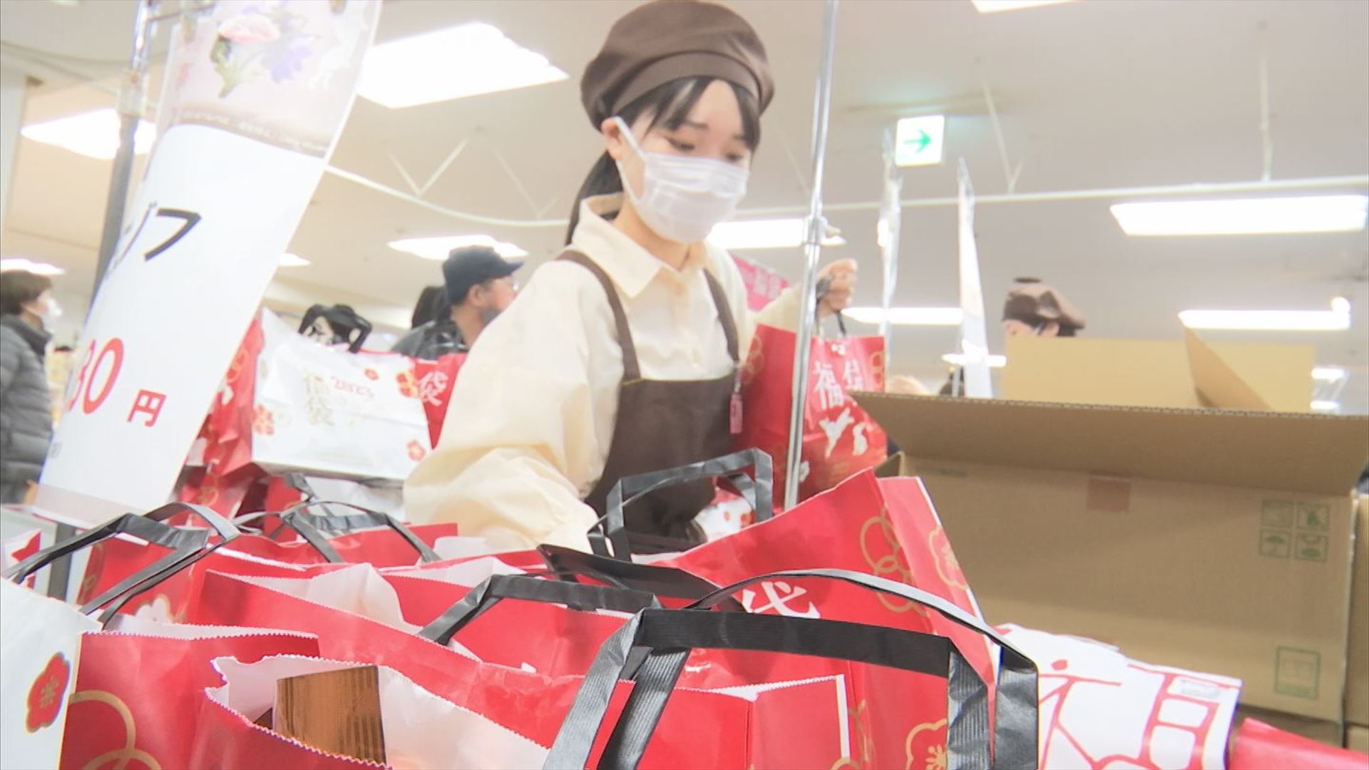 開店前から長蛇の列〝福袋〟争奪戦も…デパート「初売り」大盛況