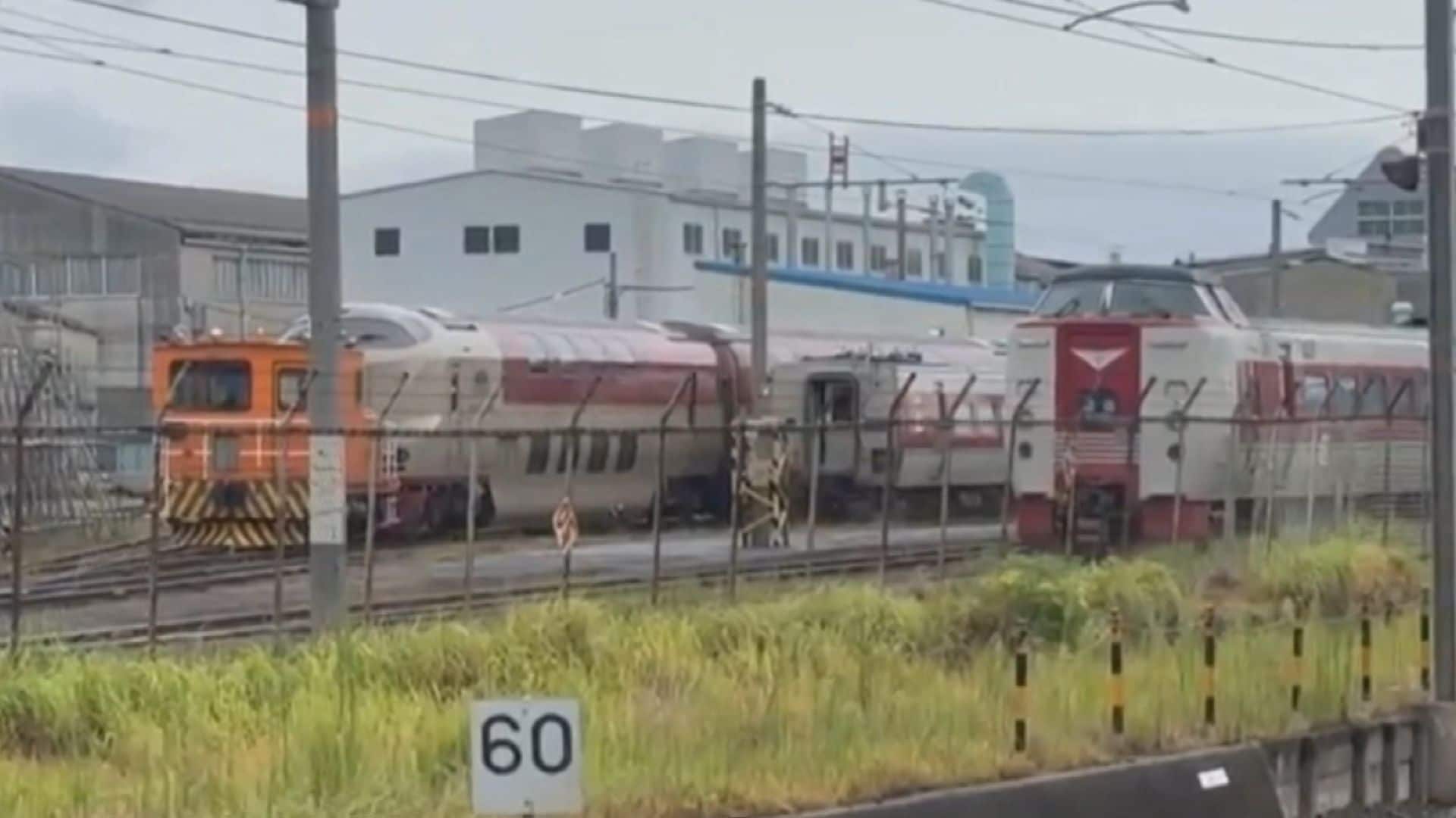 寝台特急「サンライズ出雲」と「381系やくも（廃車予定）」ガシャン