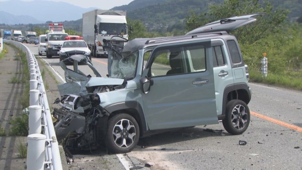 国道20号 大型トラックと正面衝突 軽乗用車を運転の74歳の男性が肋骨