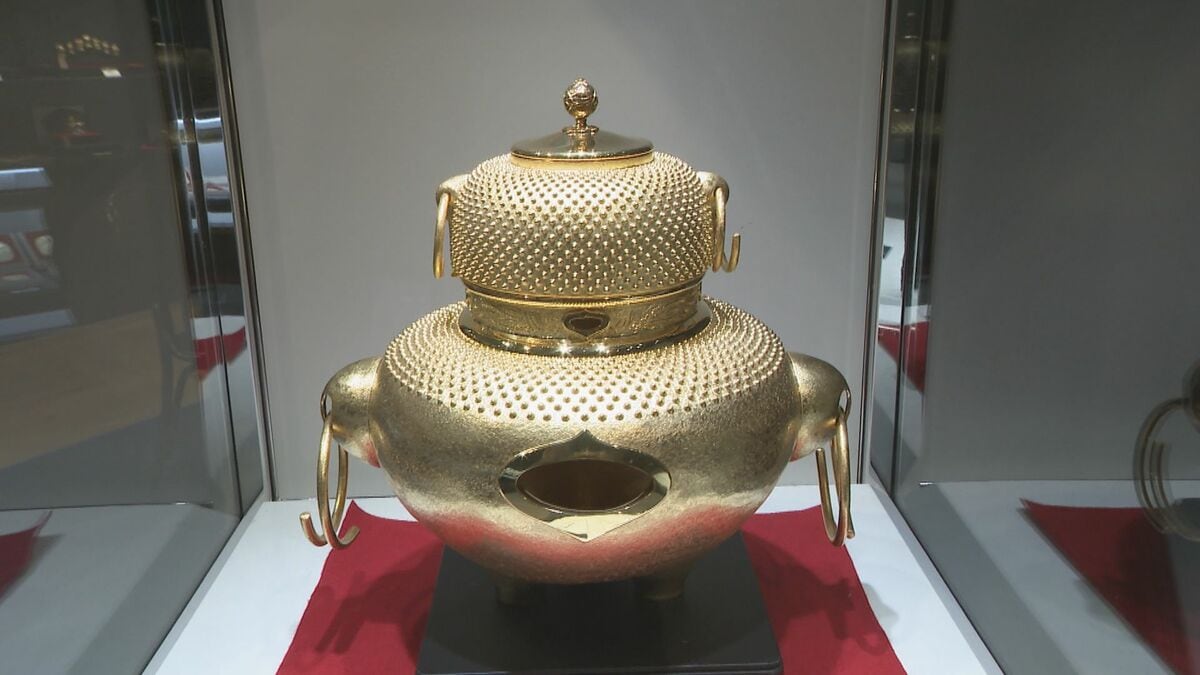 金高騰の中で｢黄金展｣ 金の茶釜セットは4億円超に ドラゴンズのマーク