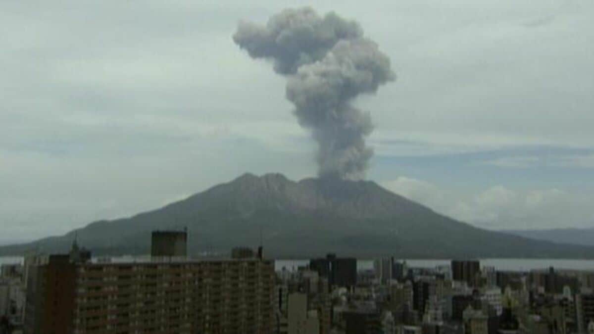 桜島で噴火、噴煙高さ2500m　灰は北の姶良市方向へ　熊本・宮崎でも降灰予想　鹿児島