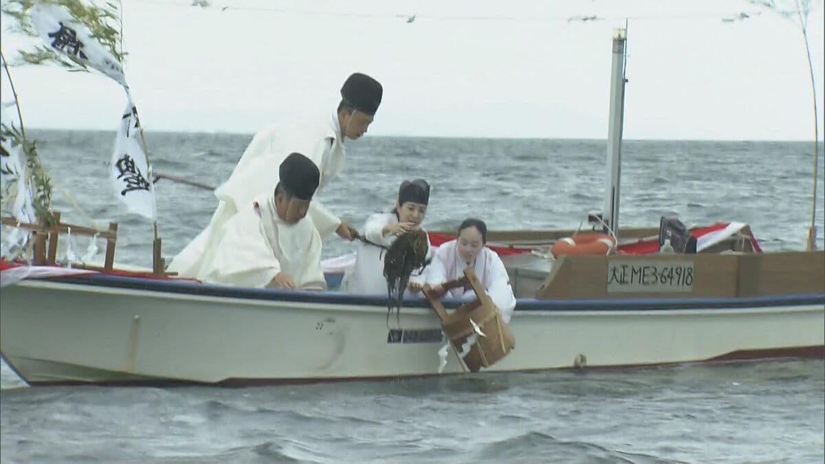 「夫婦岩」沖合 海中のご神体の岩から神職がアマモを刈り取る「藻刈神事」 三重・伊勢市の二見興玉神社