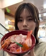 【 小芝風花 】 青森・八戸の旅を堪能 「脂がのって美味しすぎるカンパチ」 ファン反響 「海鮮のっけ丼めちゃめちゃ美味しそう」「観ているだけで幸せ」|TBS NEWS DIG
