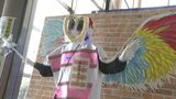 謎の “横断歩道レディさん” も推奨!お馴染み「映える天使の羽」警察署バージョンは、150個の夜光反射材がキラッ【岡山】 |TBS NEWS DIG