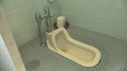 和式トイレの水洗レバー「手で押す」?「足で踏む」? 街頭取材では拮抗…それぞれの主張は 正しいのはどっち?メーカーに聞いてみると…|TBS NEWS DIG