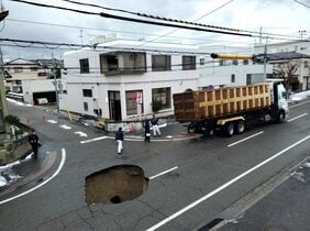 【速報】新潟市東区で道路陥没　直径約5メートルの大きさか　大型トラックが一時、陥没部分にはまる|TBS NEWS DIG
