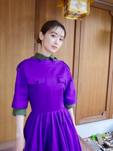 泉里香 】プラダの〝紫色ワンピース姿〟披露にフォロワー賛美「女神様