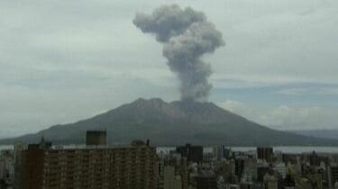桜島で噴火、噴煙高さ2500m 灰は北の姶良市方向へ 熊本・宮崎でも降灰