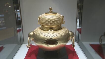 金色の茶釜 金高騰の中で｢黄金展｣ 金の茶釜セットは4億円超に ドラゴンズのマーク