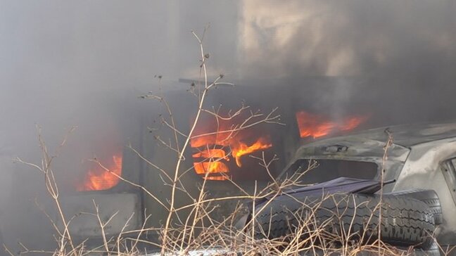 「爆発音と黒い煙」 少なくとも9台の車とタイヤが燃える 廃車置き場で火事 山梨|TBS NEWS DIG