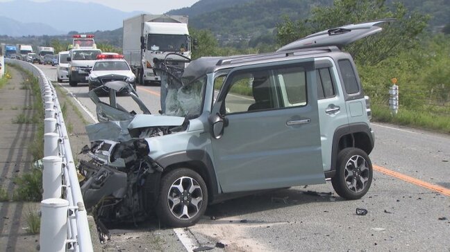 国道20号　大型トラックと正面衝突　軽乗用車を運転の74歳の男性が肋骨骨折などで重傷　山梨|TBS NEWS DIG