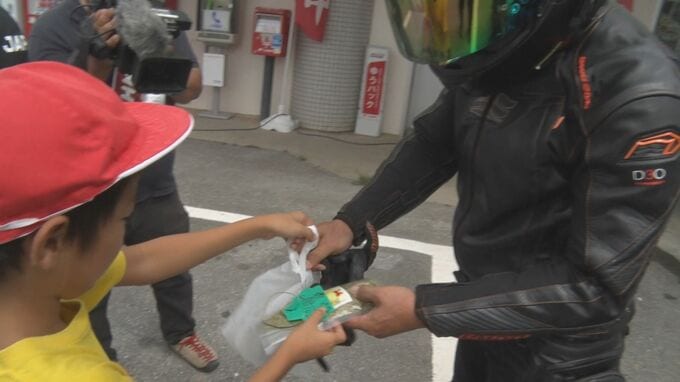 ハーブティーを配り「リラックスを」子どもたちが大人に交通安全呼びかけ　東村　|　沖縄のニュース｜RBC 琉球放送