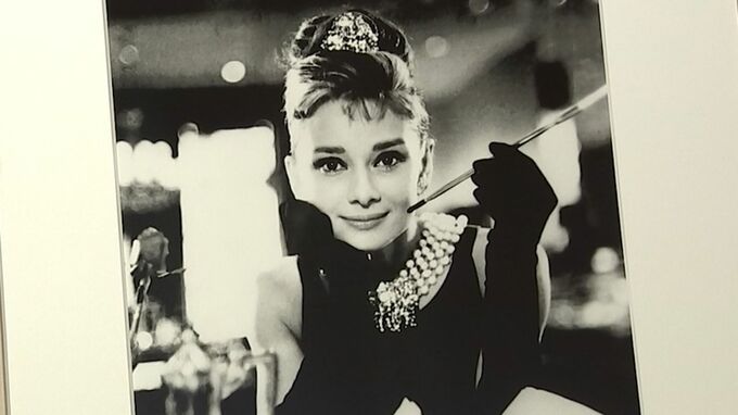 「オードリー・ヘプバーン」写真展　記者が好評企画を体験「映画スターになりきって写真撮影を…」【岡山】|TBS NEWS DIG