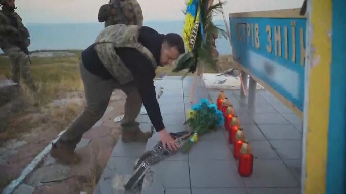 軍事侵攻から500日　ゼレンスキー氏が黒海の“要衝”「ズメイヌイ島」を訪問　映像公開|TBS NEWS DIG