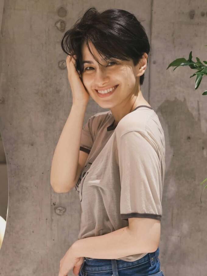 【 ホラン千秋 】 「髪を黒くしました」　投稿写真に　ファン反響　「黒髪ショートやっぱりお似合いです♥」「かわいい」|TBS NEWS DIG