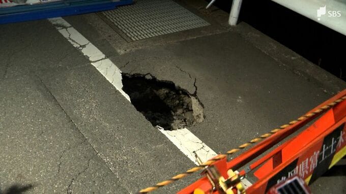 静岡県富士宮市で道路陥没 巡回中の警察官が発見...現場付近は通行止めに けが人など確認されず【速報】|TBS NEWS DIG